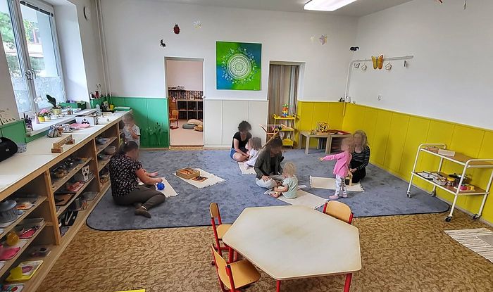 Připravené Montessori prostředí — děti s maminkami při práci na podložkách