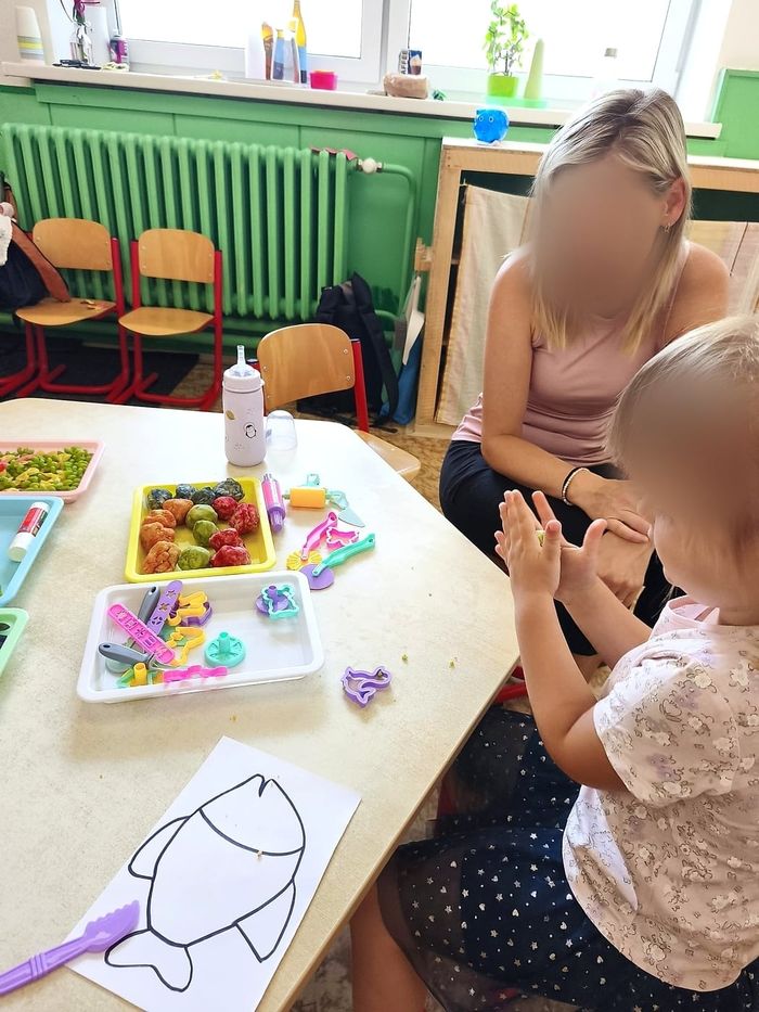 Hnětení modelíny společně s maminkou