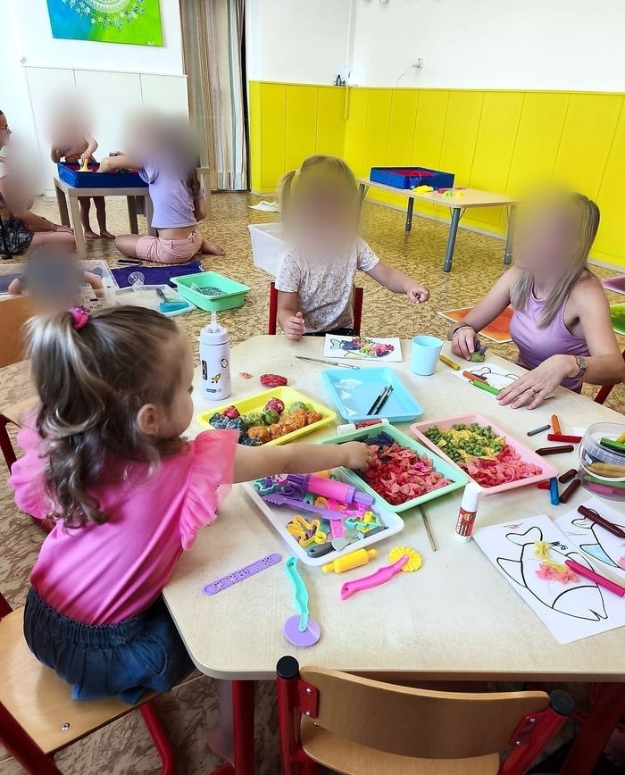 Tvoření z modelíny a barevných těstovin s lektorkou